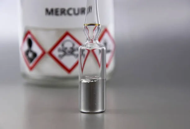 El mercurio es un metal pesado que puede estar presente en pescados y mariscos.