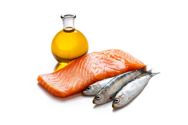 El salmón y la sardina son pescados con bajo contenido de metales pesados y con muchos beneficios para la salud.
